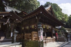 日牟禮八幡宮 拝殿を斜めから