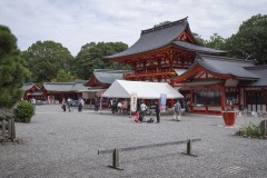 白砂の境内と楼門