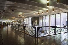 埼玉県立歴史と民俗の博物館 天井と手すり