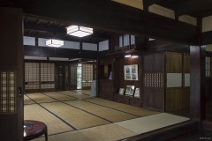 襖に囲まれた座敷