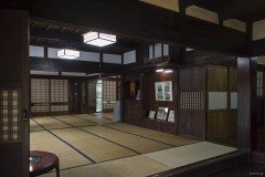 襖に囲まれた座敷
