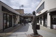 寅さん像 駅前での振り返り