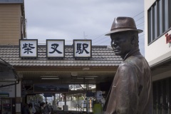 寅さん像と柴又駅