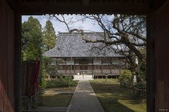 山門ごしの本堂
