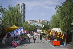 不忍池辨天堂 露店の並ぶ参道