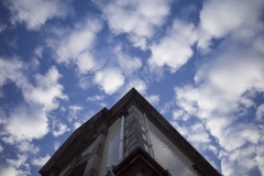 建物と空