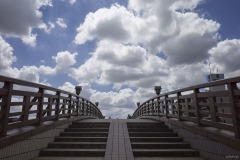 矢立橋 橋上の階段と雲