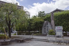 草加せんべい発祥の地碑