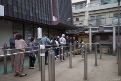 洗い観音に並ぶ列