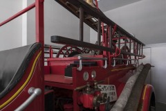 ニッサン180型消防ポンプ自動車 荷台の梯子とホース