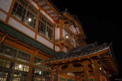 見上げた夜の新館