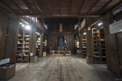 絶対城 書棚の並ぶ一階