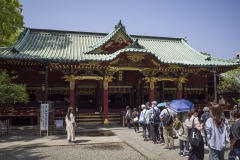 根津神社 社殿と参拝の列