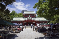富岡八幡宮 社殿と境内の露店
