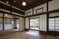 展示パネルが並ぶ和室