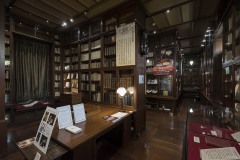 書棚に囲まれた書斎