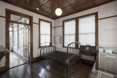 2階 書斎｜宣教師マッケーレブが使用したベッドとライティングビューロー