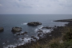 日南海岸 岩礁と曇り空