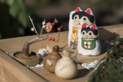 招き猫と盆栽の正月飾り