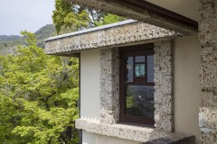 4階 バルコニー 軒と窓
