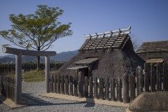 門の先の竪穴住居